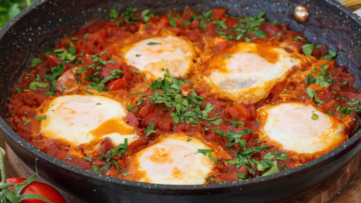 Easy Shakshuka Recipe (Traditional & Authentic).