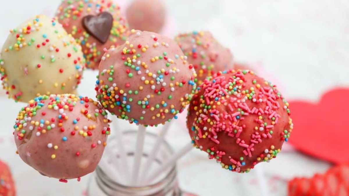 Easy cake pops with cake mix boxes.