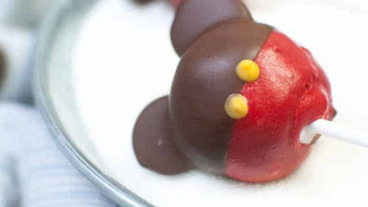 Mickey Mouse Cake Pops.