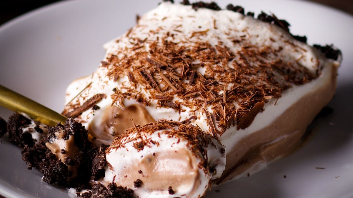 No Bake Chocolate Pie ~ Chocolate Mousse Filling and Oreo Crust.