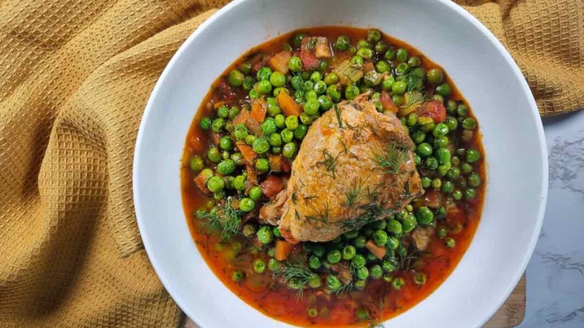Romanian Peas and Chicken Stew Recipe – Mancare de Mazare cu Pui.