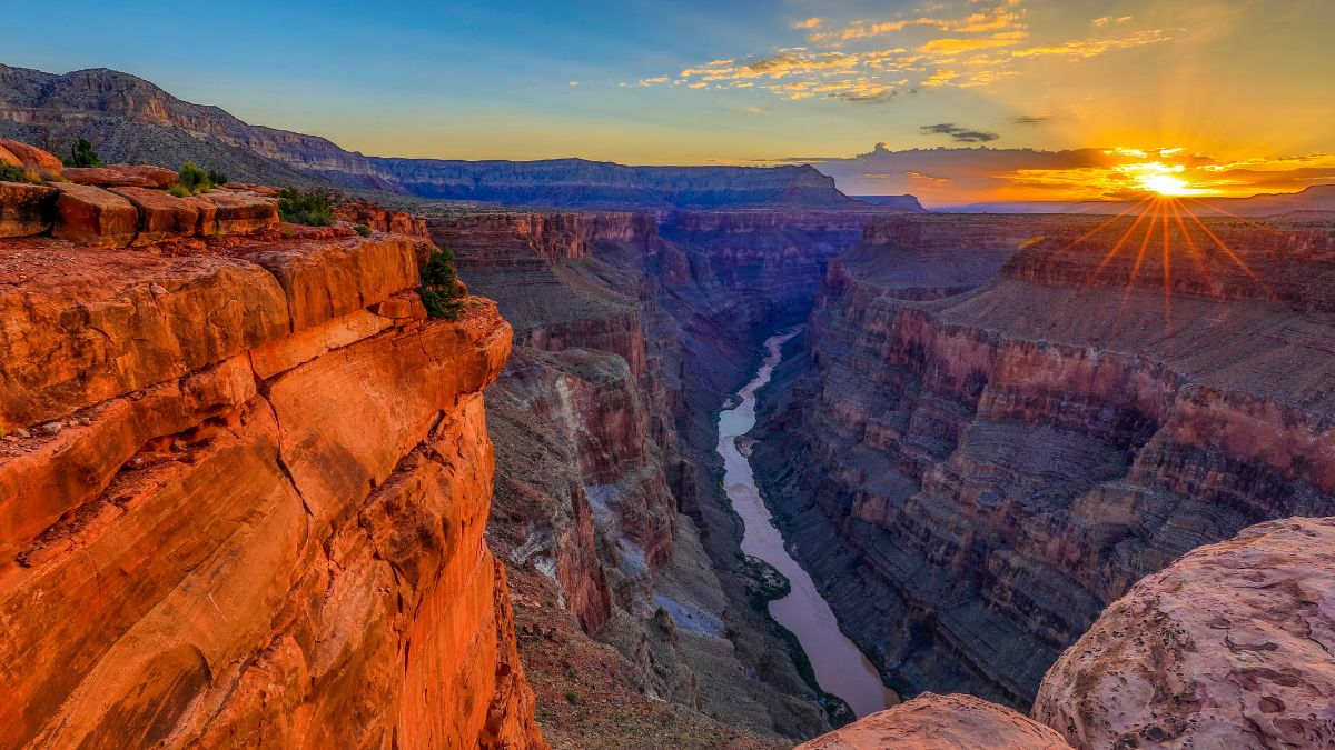 Sunrise at Grand Canyon's Toroweap Overlook