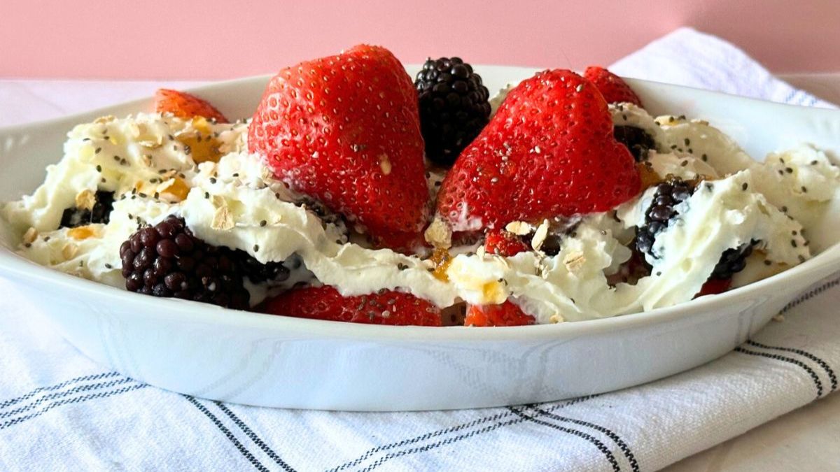 Yogurt Banana Split: A Tasty and Delicious Breakfast Idea.