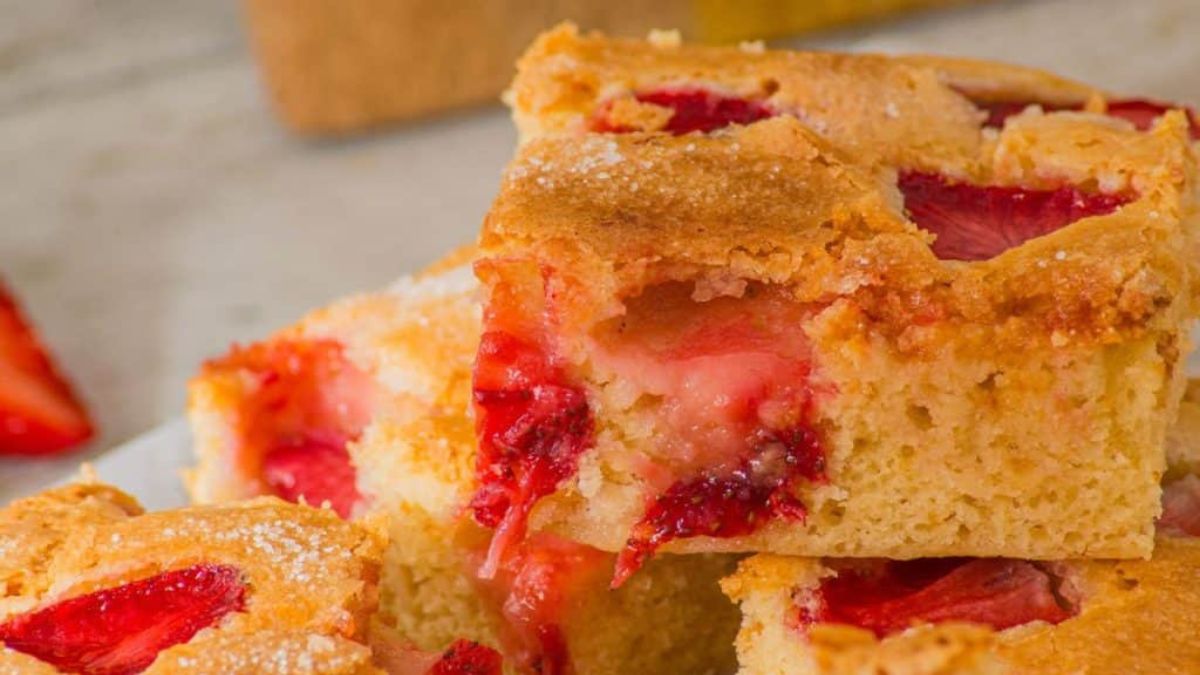 Best Strawberry Sheet Cake Recipe with Cream Cheese.