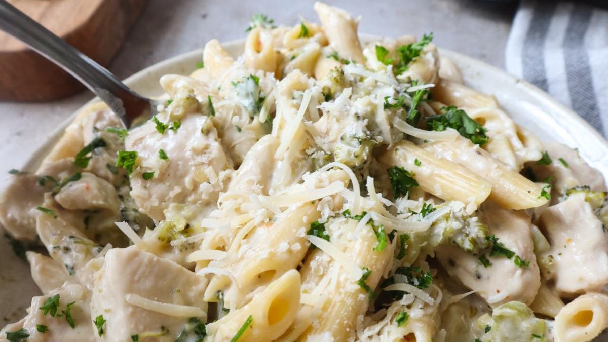 Dump and Go Slow Cooker Chicken Broccoli Alfredo.