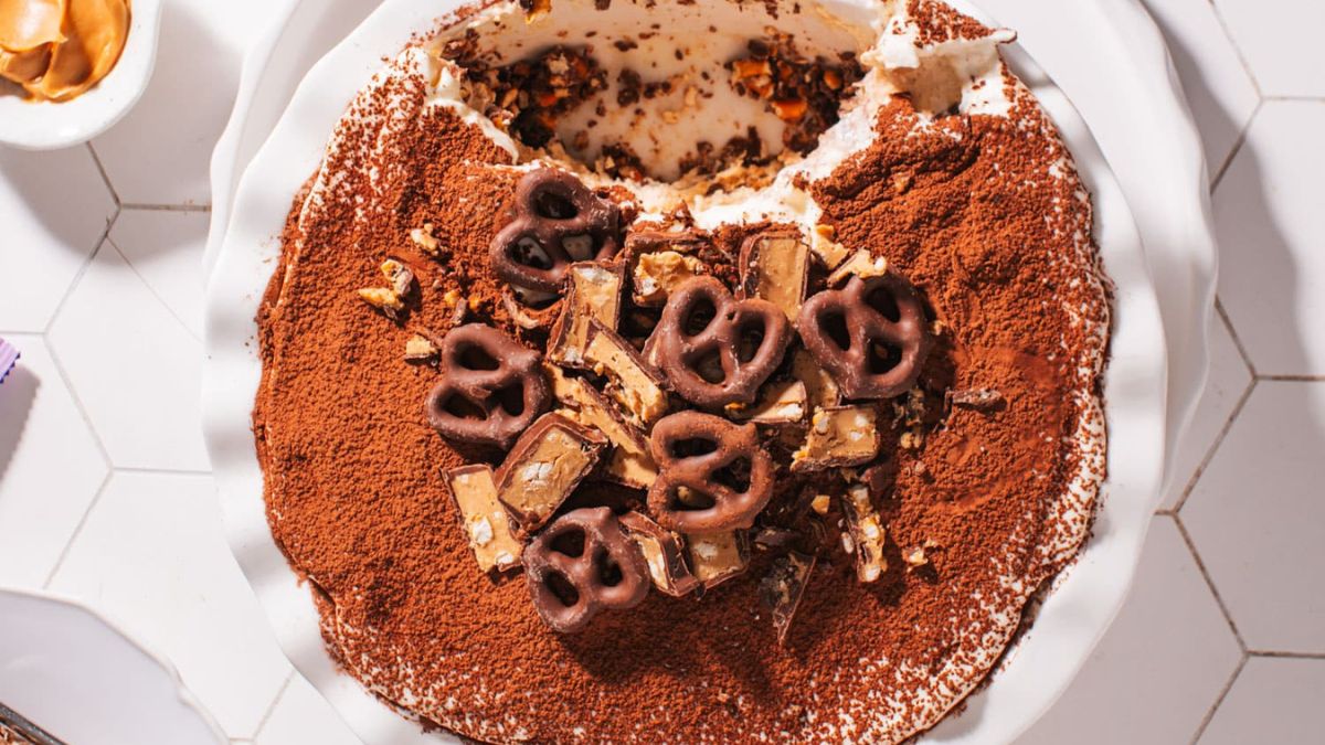 Peanut Butter Pretzel Pie (Easy No Bake Recipe).