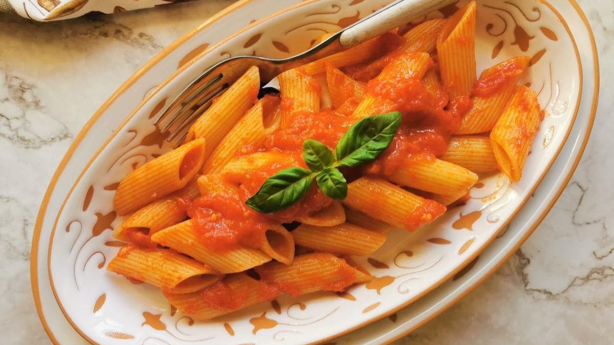 Penne Pomodoro Recipe (easy tomato basil pasta).